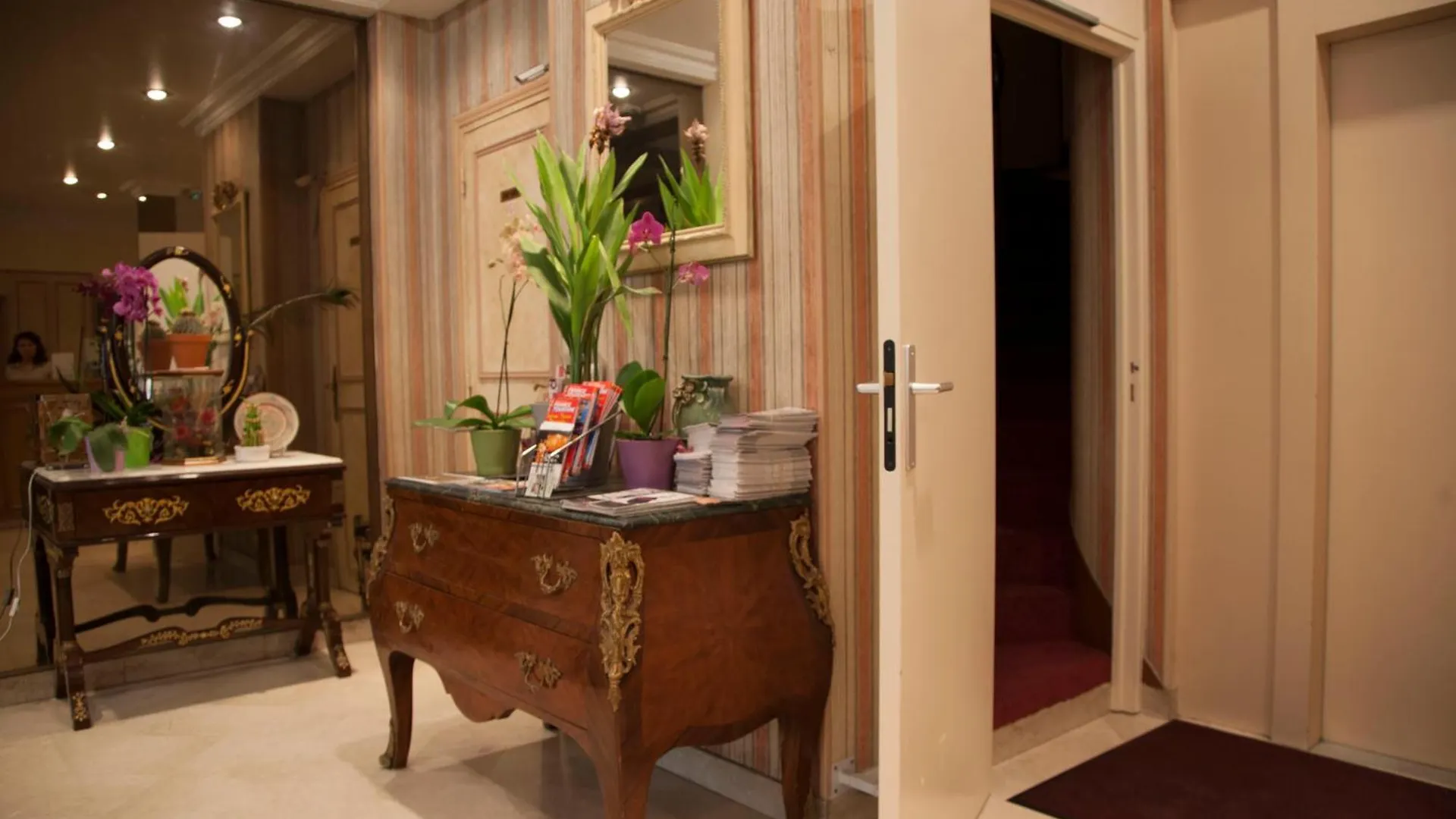 **  Hotel Des Pyrenees - Entre Bastille Et Nation Париж Франция
