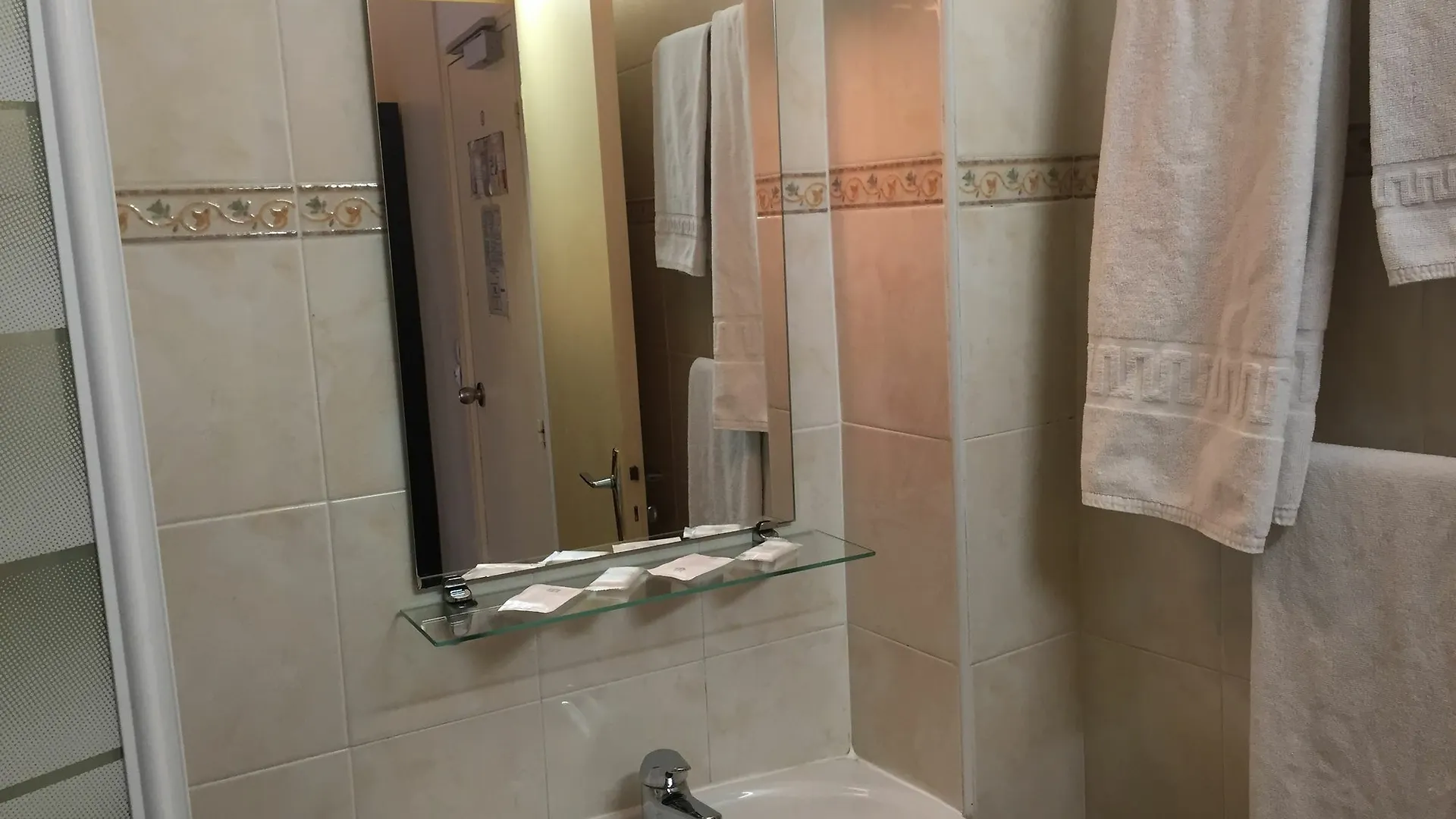 **  Hotel Des Pyrenees - Entre Bastille Et Nation Париж Франция