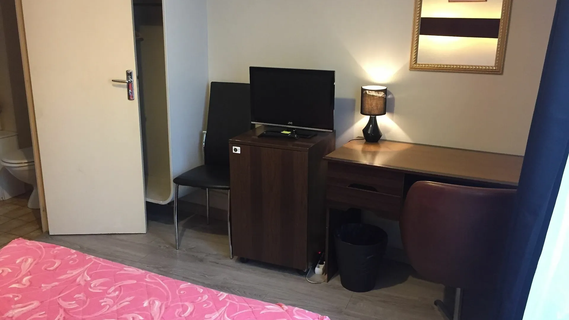 **  Hotel Des Pyrenees - Entre Bastille Et Nation Париж Франция